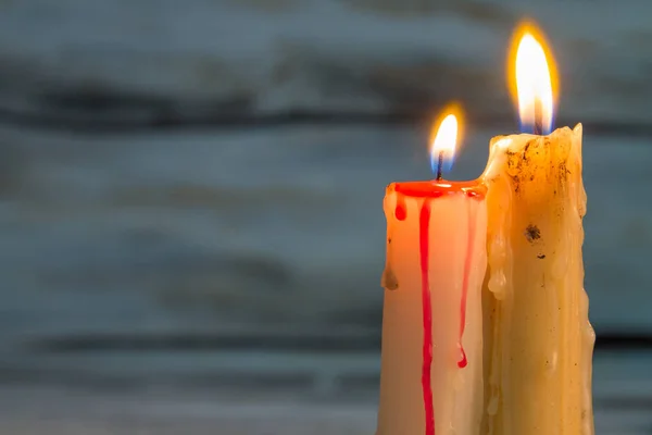 Dos velas encendidas sobre fondo de madera con copypace . —  Fotos de Stock