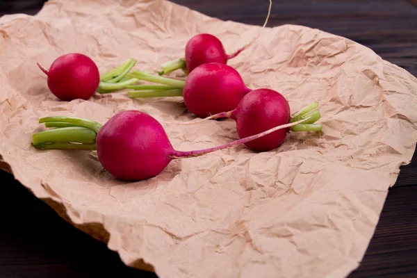 Close-up bunch of whole red radishes. — Stock Photo, Image