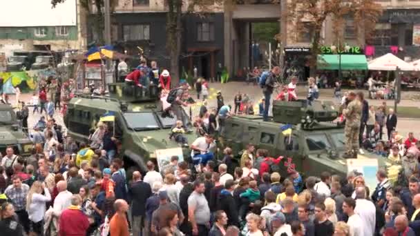 Vojenská technika průvod v Kyjevě. — Stock video