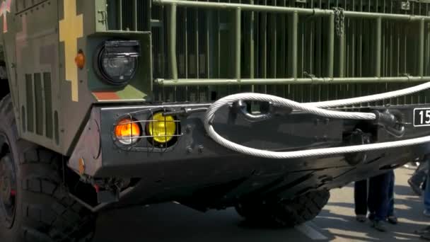 Militaire vrachtwagen bumper close-up. — Stockvideo