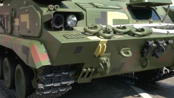 Obrněný vojenský tank zblízka. — Stock video