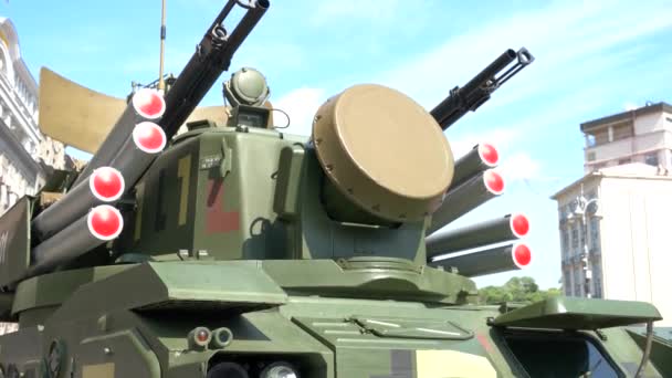 Gros plan d'un char militaire avec une lourde armure et des roues . — Video
