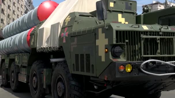 Gran vehículo militar de cerca . — Vídeo de stock