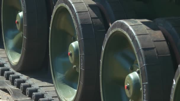 Rups tank wielen close-up. — Stockvideo