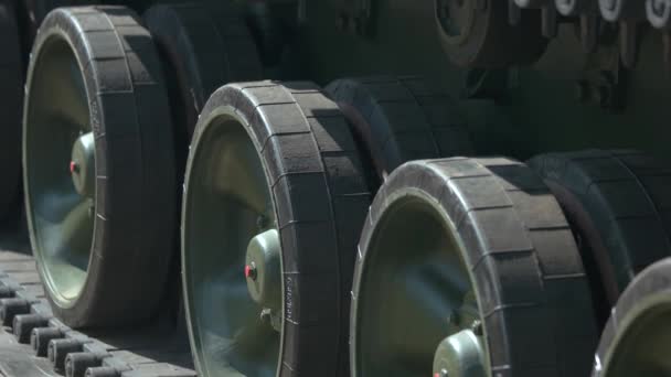 Сучасні танкові колії крупним планом . — стокове відео