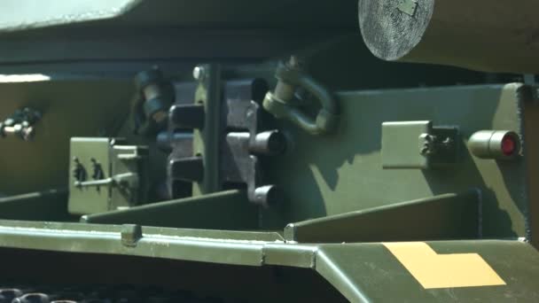 Close-up van groene militaire tank op een zonnige dag. — Stockvideo