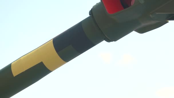 澄んだ空を背景にタンクの鉄樽. — ストック動画