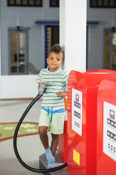 Παιδί αγόρι στο βενζινάδικο του κέντρου παιχνιδιών. — Φωτογραφία Αρχείου