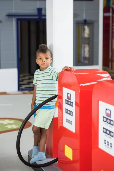 Μικρό αγόρι στο βενζινάδικο στο παιδικό παιχνίδι κέντρο. — Φωτογραφία Αρχείου