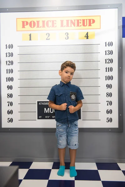 Хлопчик-злочинець у в'язниці на дитячому майданчику . — стокове фото