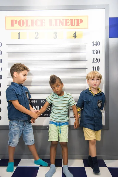 Kleine jongens spelen politie in entertainmentcentrum. — Stockfoto