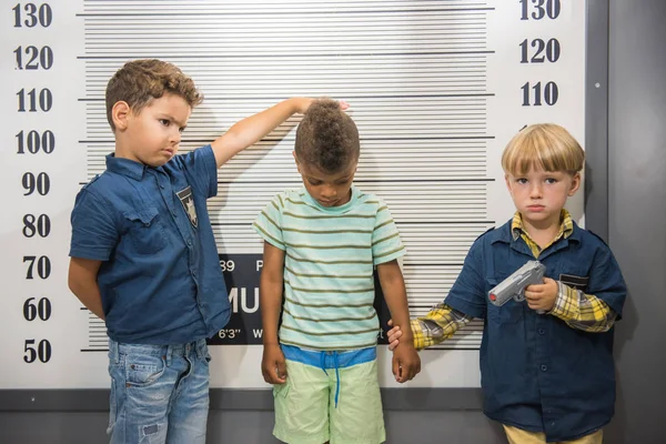 Crianças brincando de polícia no parque de diversões . — Fotografia de Stock