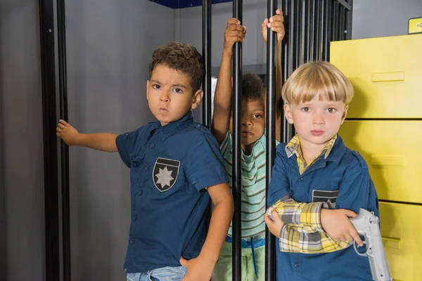 Kleine politieman en gevangene in de speelkamer. — Stockfoto
