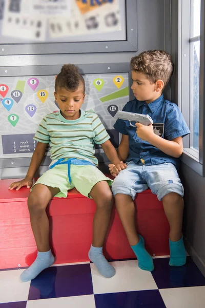 Kids playing cops and robbers at playground. — Stock Photo, Image