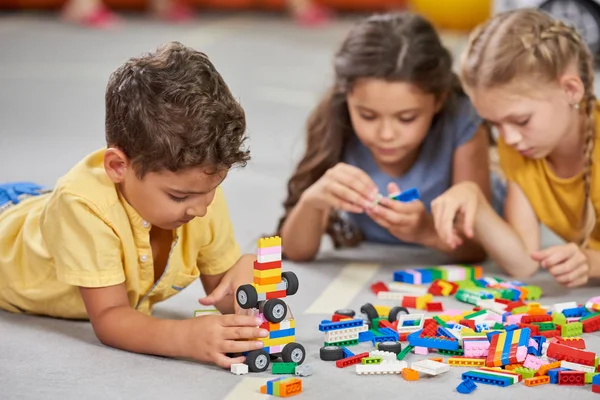 Children playing together in the classroom in kindergarten. — Stock Photo, Image