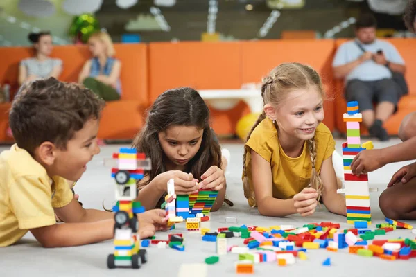 Grupp av barn som leker leksaksblock. — Stockfoto