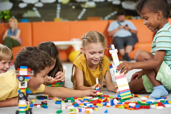 Children building blocks in kindergarten. — Stock Photo, Image