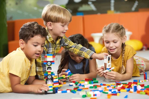 Kinderen spelen met constructor speelgoed. — Stockfoto