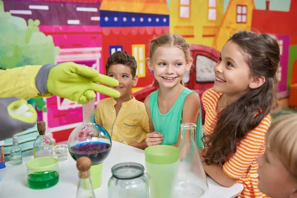 Spectacle scientifique sur les enfants Anniversaire . — Photo