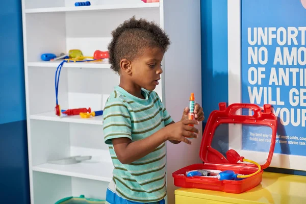 Child playing with doctor tools in medical office. — Stock Photo, Image