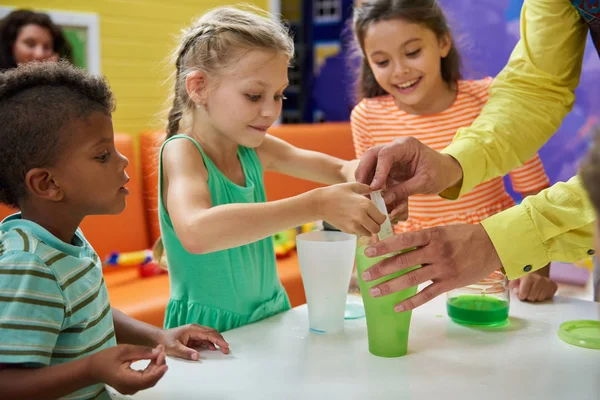 Kids doing chemical experiment at Birthday party. — Stock Photo, Image