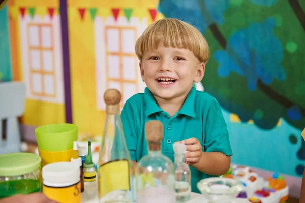 Szczęśliwy uśmiechnięty dzieciak w pokoju zabaw centrum rozrywki. — Zdjęcie stockowe
