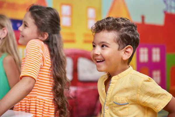 Doğum günü partisi programındaki mutlu çocuklar. — Stok fotoğraf