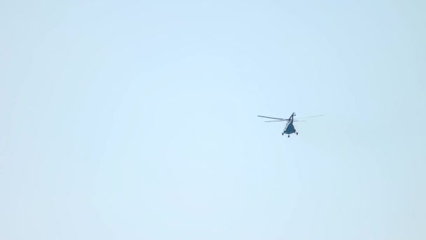 Helicóptero volador en un cielo azul claro . — Vídeos de Stock