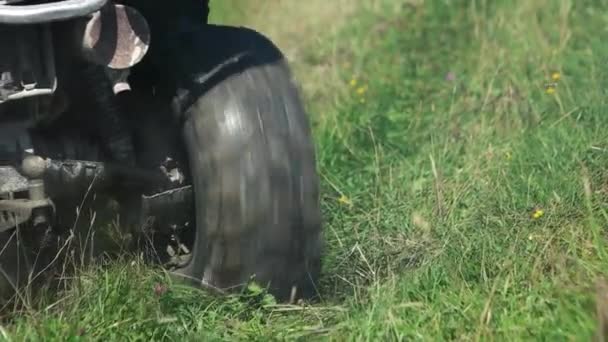 Tractor stuck in the grass. — Stock Video