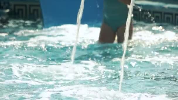 Resort pool water streams close up. — Stok video