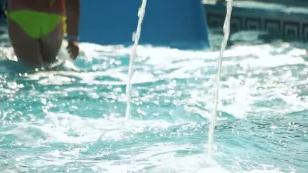 Fluyendo agua de chorro en una piscina de cerca . — Vídeos de Stock