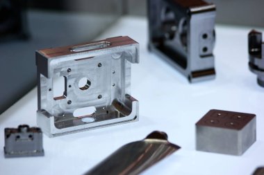 Parçalanmış metal bileşenleri.