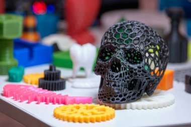 3D yazıcı tarafından yapılmış paslanmaz çelik kafatası..