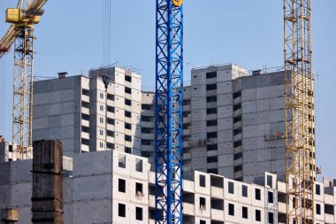 İnşaat alanında tamamlanmamış çimento bina..