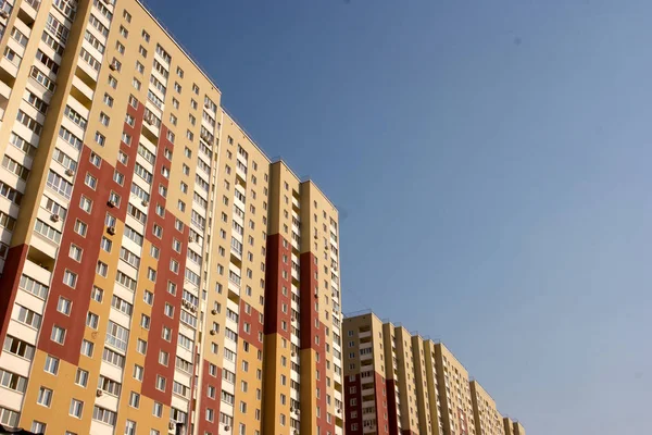 uzun boylu apartmanı.