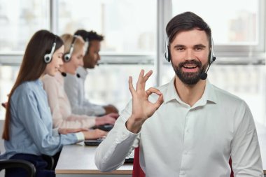 Beyaz sakallı yakışıklı adam iyi bir jest yaptı..