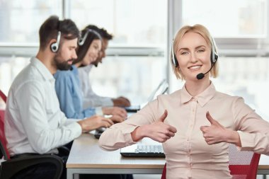 Ofisteki kadın iki parmağını kaldırdı..