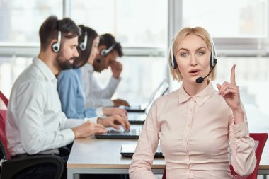 Kadın operatör parmağını kaldırıyor..