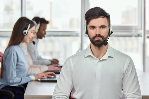 Porträt eines hübschen, bärtigen Callcenter-Betreibers. — Stockfoto