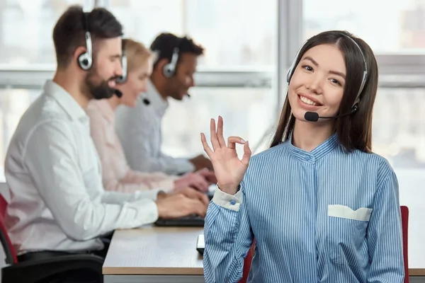 Asiático operador femenino muestra ok gesto . — Foto de Stock