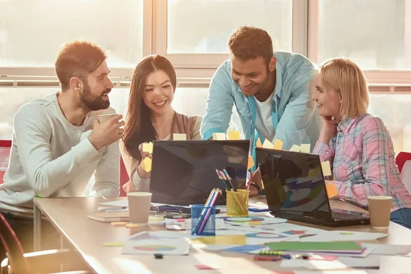 Asistente y socio reunión de café . — Foto de Stock