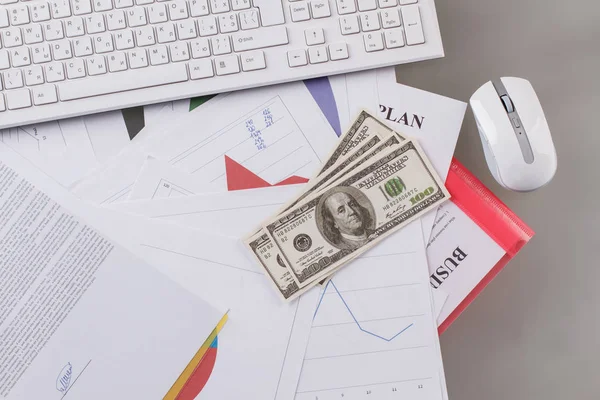 Billetes de dólar en la mesa . — Foto de Stock