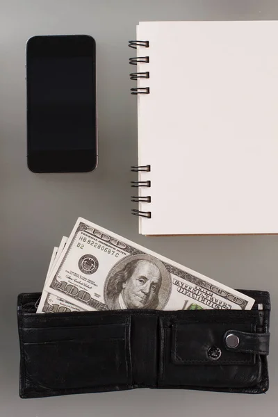 Smartphone, planner e portafoglio con denaro . — Foto Stock