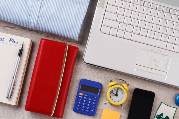 Cartera, calculadora de bolsillo y reloj . — Foto de Stock