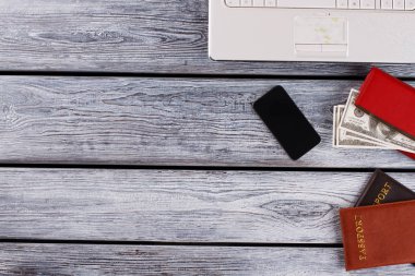dizüstü bilgisayar ve akıllı telefon.