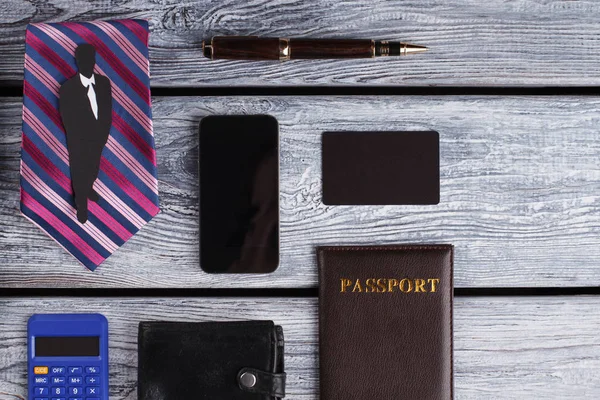 Паспорт, бумажник и мобильный телефон . — стоковое фото