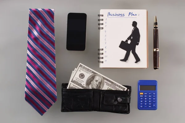 Paper figure of accountant and pocket calculator. — Stockfoto