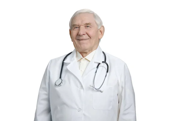 Vecchio medico sorridente con stetoscopio . — Foto Stock