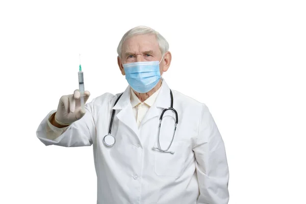 Портрет серьезного врача со шприцем . — стоковое фото