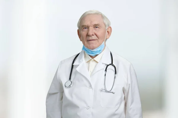 Médico sénior de uniforme branco . — Fotografia de Stock